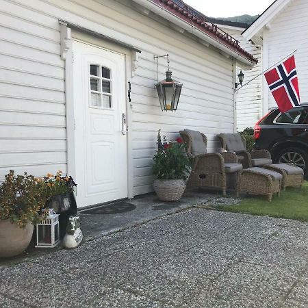 Koselig Landsbyhus I Nordfjord Nordfjordeid Exteriör bild