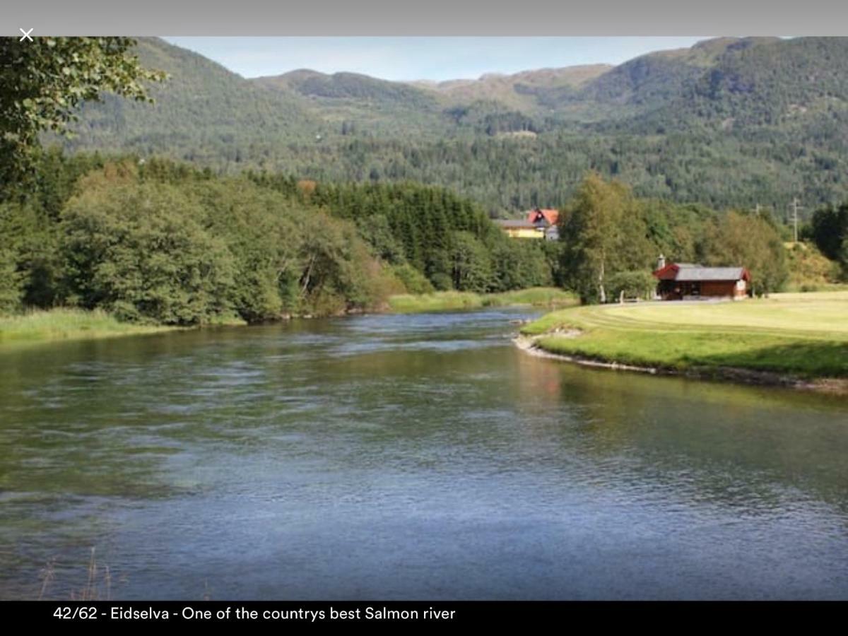 Koselig Landsbyhus I Nordfjord Nordfjordeid Exteriör bild