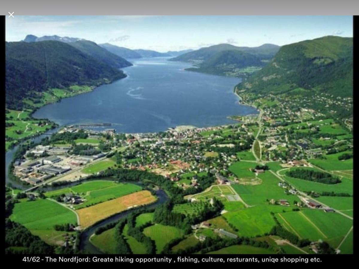 Koselig Landsbyhus I Nordfjord Nordfjordeid Exteriör bild